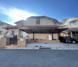 閑静な住宅地！　カーポート並列２台分あり！