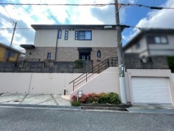 北東角地、セキスイハイムの注文建築、車庫2台、2021年8月外壁塗装済、2022年3月浴室交換済、2022年7月キッチン交換済、太陽光発電システム有り（5KW）