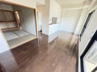神戸市一円でお部屋を探すなら不動産情報満載のセンチュリー21ハウジング流通 ■空室になりました　ご内覧ください
■桂木小学校まで徒歩５分
■最上階につき天井が高く開放感があります
■南向き、日当たり良好　■屋根裏収納あり収納充実