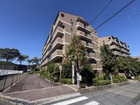 神戸市一円でお部屋を探すなら不動産情報満載のセンチュリー21ハウジング流通 ■最上階につき天井が高く開放感があります
■桂木小学校まで徒歩５分■南向き、日当たり良好　■屋根裏収納あり収納充実