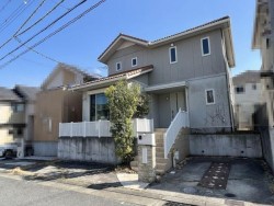 ●2009年「トヨタホーム」施工のお家!
●室内リフォーム済
●駐車場2台以上
●バス停まで徒歩3分
●アイランドキッチン
●広々LDK22.9帖!