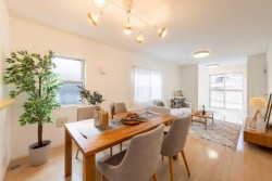 ■令和２年９月建築　リフォーム済戸建
■カースペース２台　■制振装置設置住宅
■鈴蘭台駅徒歩１８分