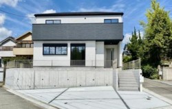 新築戸建て！　駐車並列３台可！　南東角地！　収納充実！　敷地５０坪超！