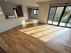 ■令和３年７月建築　リフォーム済一戸建
■カースペース並列３台　LＤＫ約28帖
■パナソニック耐震住宅工法「テクノストラクチャー工法」の家