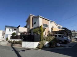 ◆南西角地で日当たり良好
◆開放感有
◆富士住研施工
◆2011年7月建築
◆カースペース3台(車種による)
◆蓄熱暖房機完備で冬も暖かいお家です
◆オール電化住宅
◆吹抜けで開放感のある明るいリビング