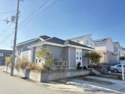 ■平成24年4月建築ヤマト住建の家(新築時モデルハウス)
■三方向角地の敷地約72坪 太陽光発電システムあり
■カースペース並列3台 EV用充電器/V2H設備設置