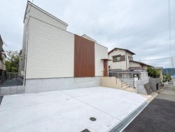 中庭のある新築戸建て! 省エネ基準適合住宅! LDK3面床暖房! 宅配ボックスあり!