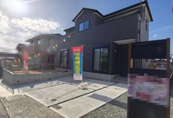 新築戸建て！　浴室は１坪サイズ！　宅配ＢＯＸあり！　Ｌｏｗ－ｅペアガラス仕様！　駐車２台可！