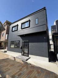 神戸市一円でお部屋を探すなら不動産情報満載のセンチュリー21ハウジング流通 ●令和4年１月建築
●大通りに面した事務所付き戸建
●「金平町」バス停の目の前
●御崎公園駅徒歩３分