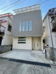 神戸市一円でお部屋を探すなら不動産情報満載のセンチュリー21ハウジング流通 ●西灘駅徒歩3分
●令和4年7月建築
●太陽光発電システム4.2KW
●オール電化
●蓄電池完備5.6KW
●カースペース1台分有