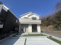 神戸市一円でお部屋を探すなら不動産情報満載のセンチュリー21ハウジング流通 新築戸建て！　Ａ号棟　　駐車２台可！　北東×南東の角地！　日当たり良好！　　地震に強い家！　