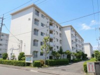 ひよどり台２団地１６号棟は、5階に位置する4DKの広々としたマンションです。鉄筋コンクリート造の安心感があります。バルコニーやキッチンに窓があり、明るい空間を提供します。洗面所や独立洗面台、バス・トイレが分かれていて、快適な生活が実現できます。