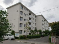 ひよどり台２団地１６号棟は、5階に位置する4DKの広々としたマンションです。鉄筋コンクリート造の安心感があります。バルコニーやキッチンに窓があり、明るい空間を提供します。洗面所や独立洗面台、バス・トイレが分かれていて、快適な生活が実現できます。